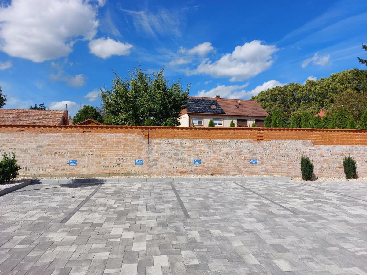 Linden Apartman 002 - Adults Only Mosonmagyarovar Exterior photo